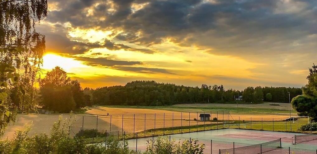 Auringonlasku Ilorannan tenniskenttien yllä